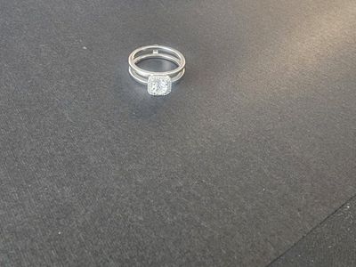 Elegant Silver-Toned Ring with Square-Cut Center Stone - Sparking & Timeless Design