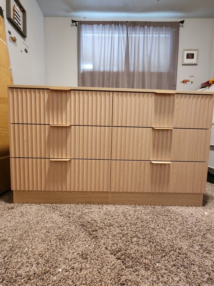6-Drawer Dresser with Fluted Panel