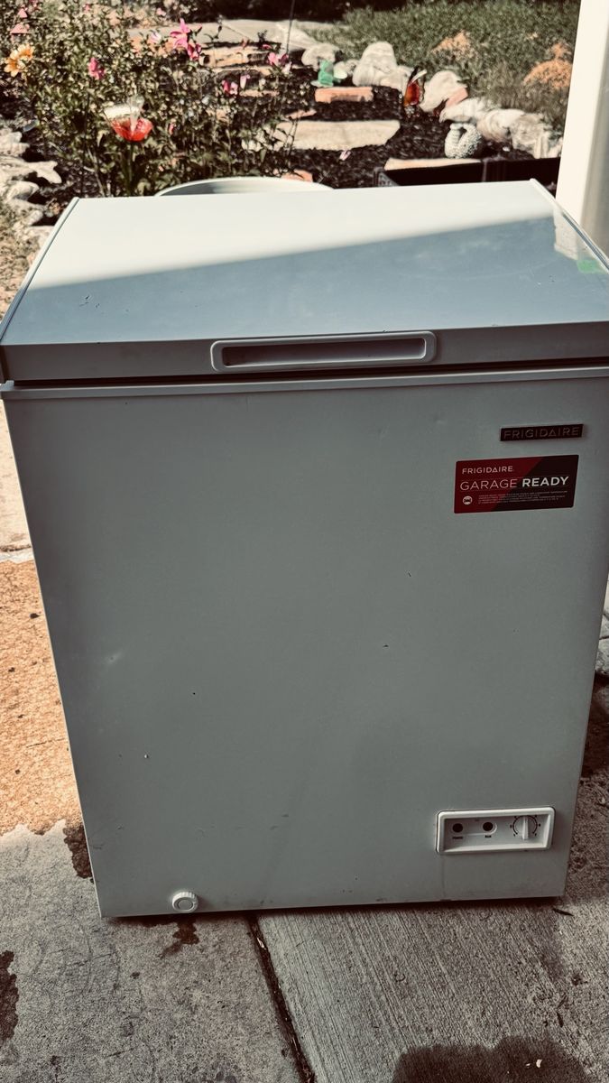 Frigidaire 23” 3.5 cubic ft chest freezer