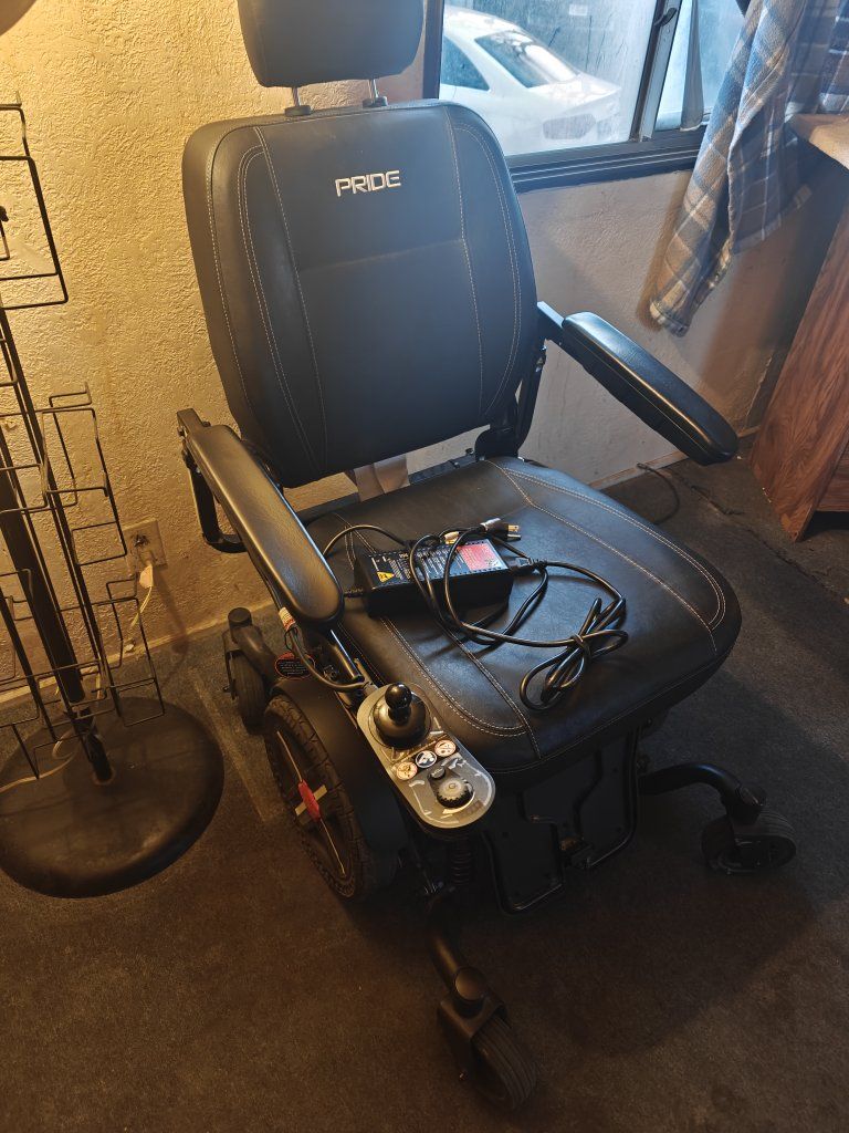 Like-New Pride Jazzy EVO 614 HD Power Wheelchair