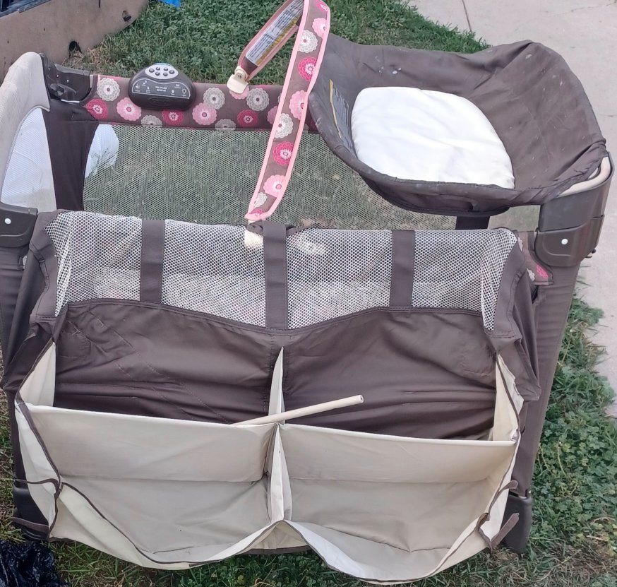 Graco Pack 'n Play Portable Playard with Napper - Brown & Floral