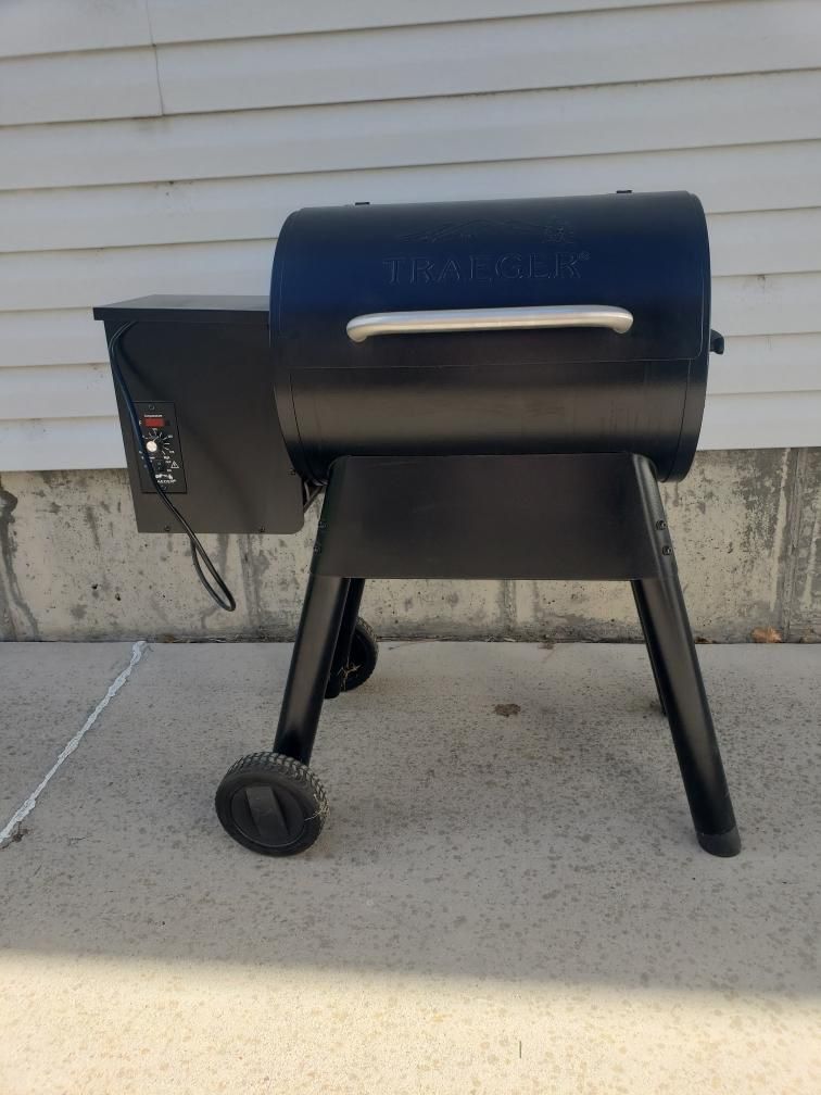 Traeger Lil' Tex Elite 22 Pellet Grill Smoker