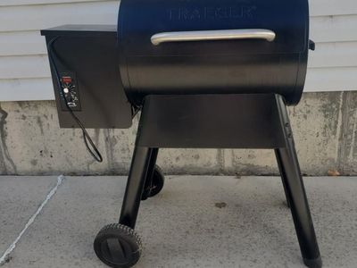 Traeger Lil' Tex Elite 22 Pellet Grill Smoker
