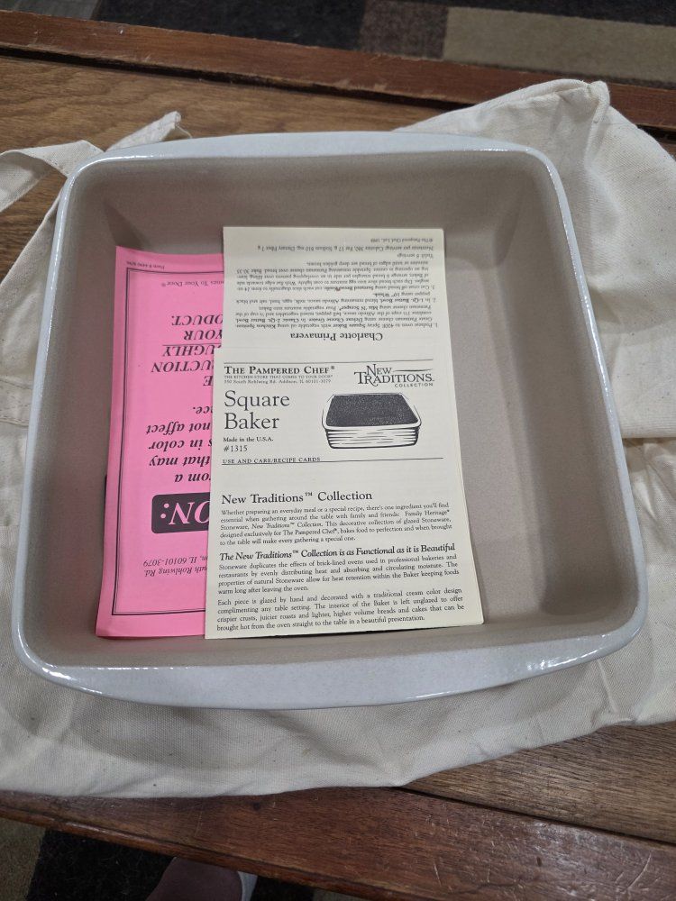Pampered Chef New Traditions Square Baker & 8 inch baker  Stoneware Set