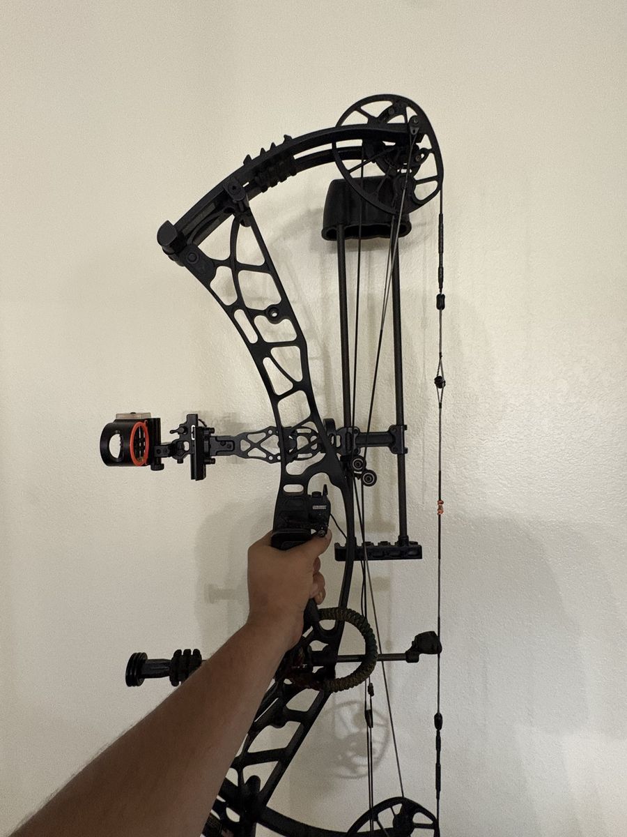 2020 Hoyt Axius Ultra Compound Bow with Black Gold Sight, Rest, & Quiver