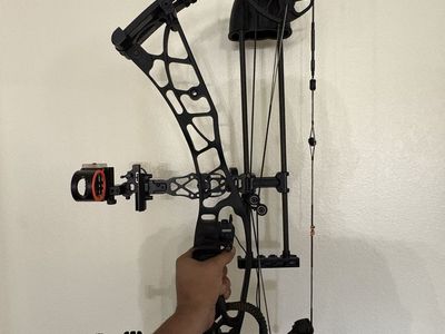 2020 Hoyt Axius Ultra Compound Bow with Black Gold Sight, Rest, & Quiver
