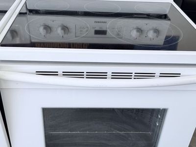 Samsung White Electric Range with Glass Cooktop, Freestanding Oven