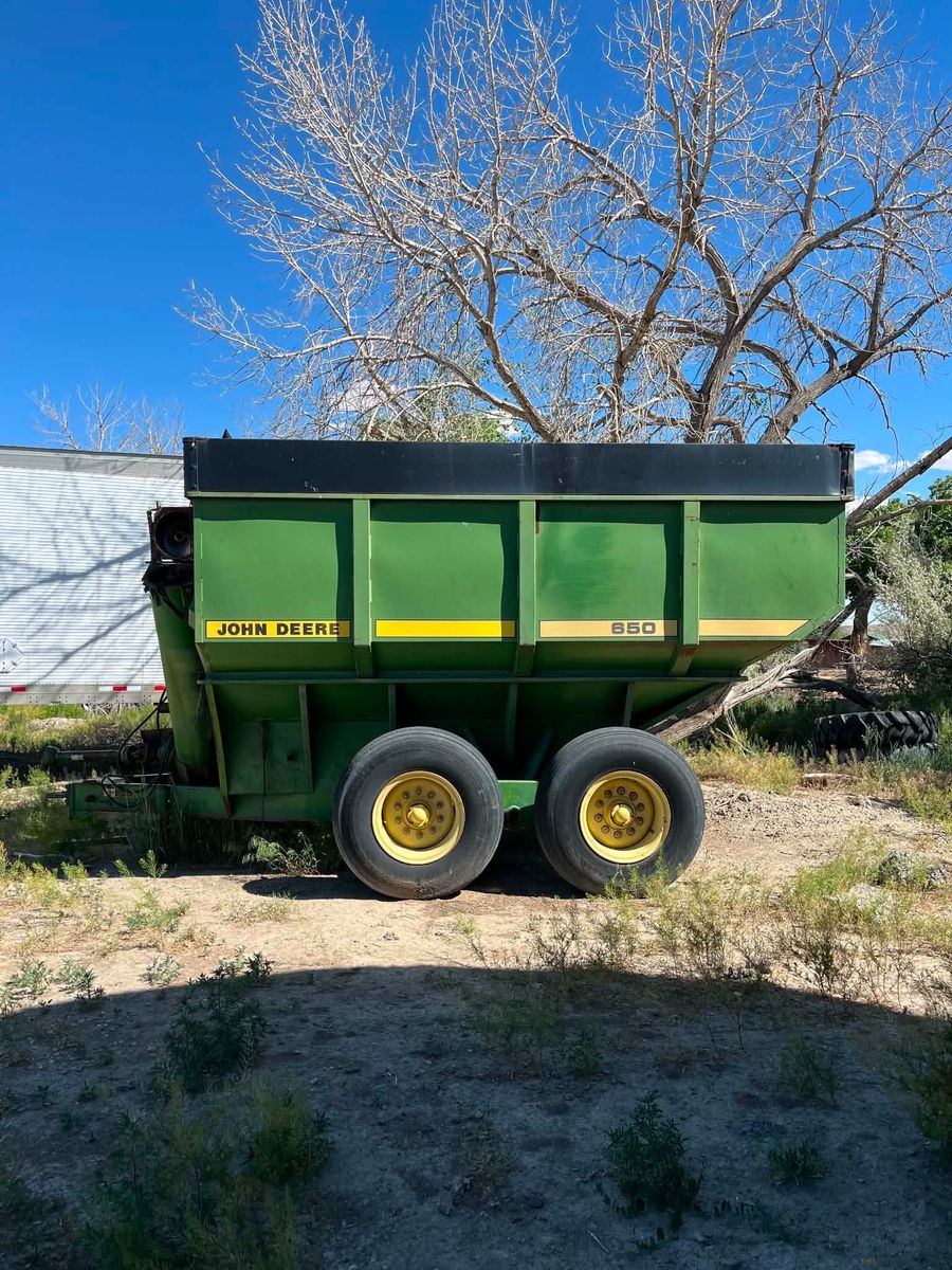 John Deer grain cart