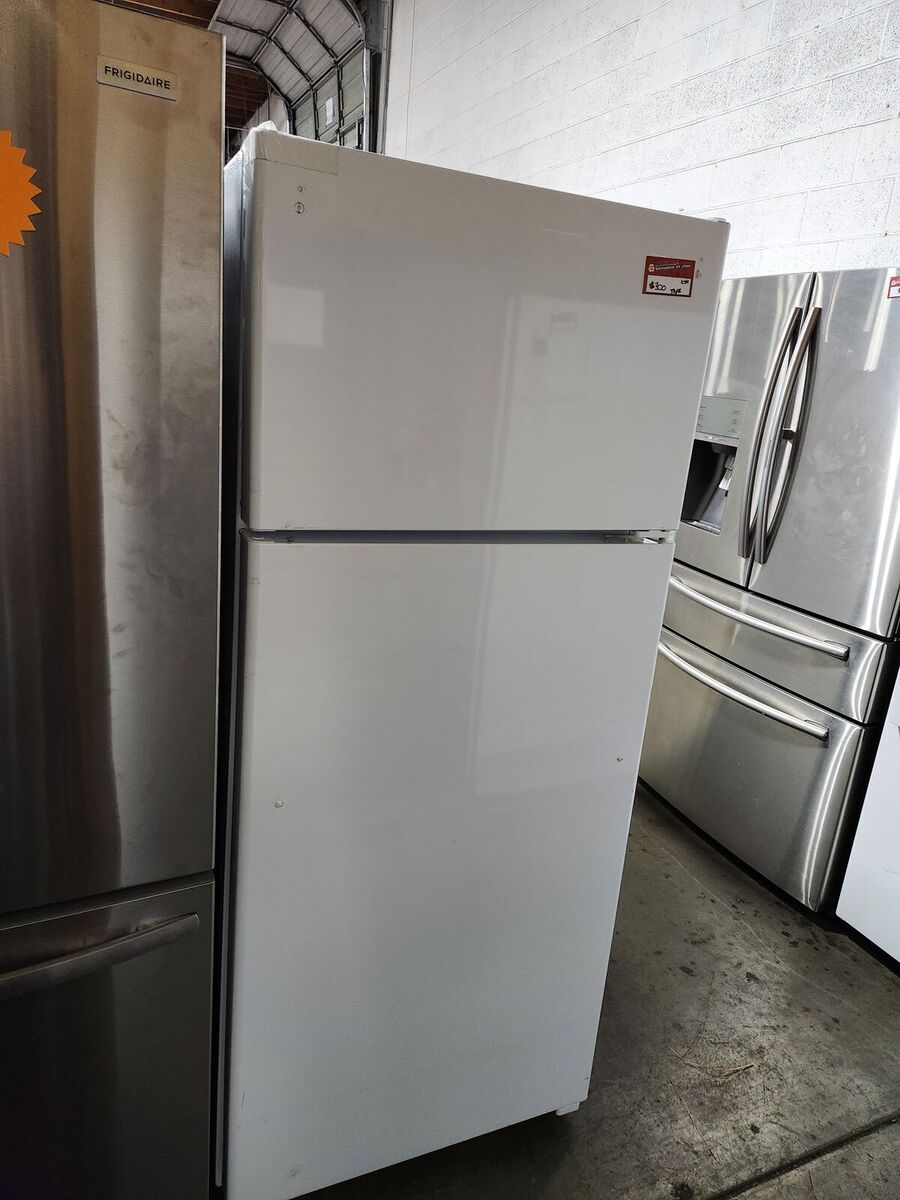 BEAUTIFUL GE TOP AND BOTTOM FRIDGE! WITH A FULL WARRANTY