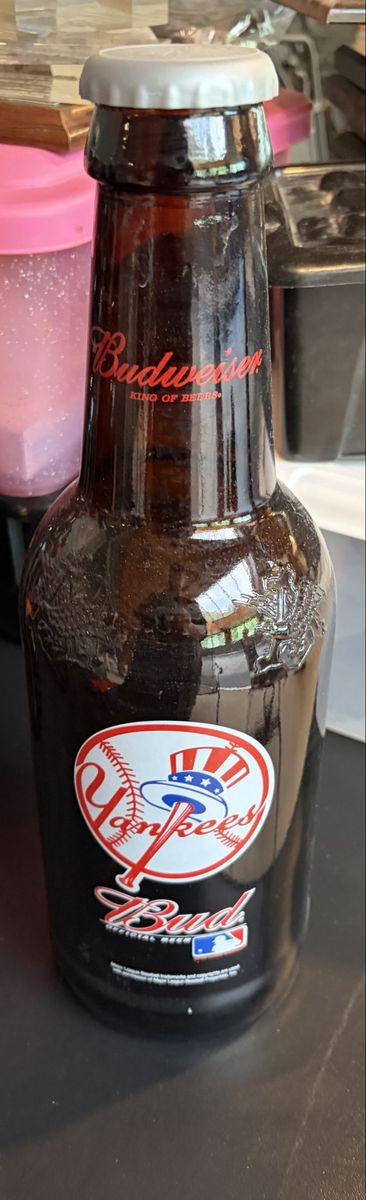 Vintage Budweiser New York Yankees promotional 14.5 in tall glass bottle