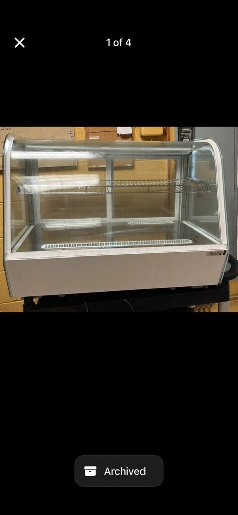 Avantco Refrigerated Pastry Case Display