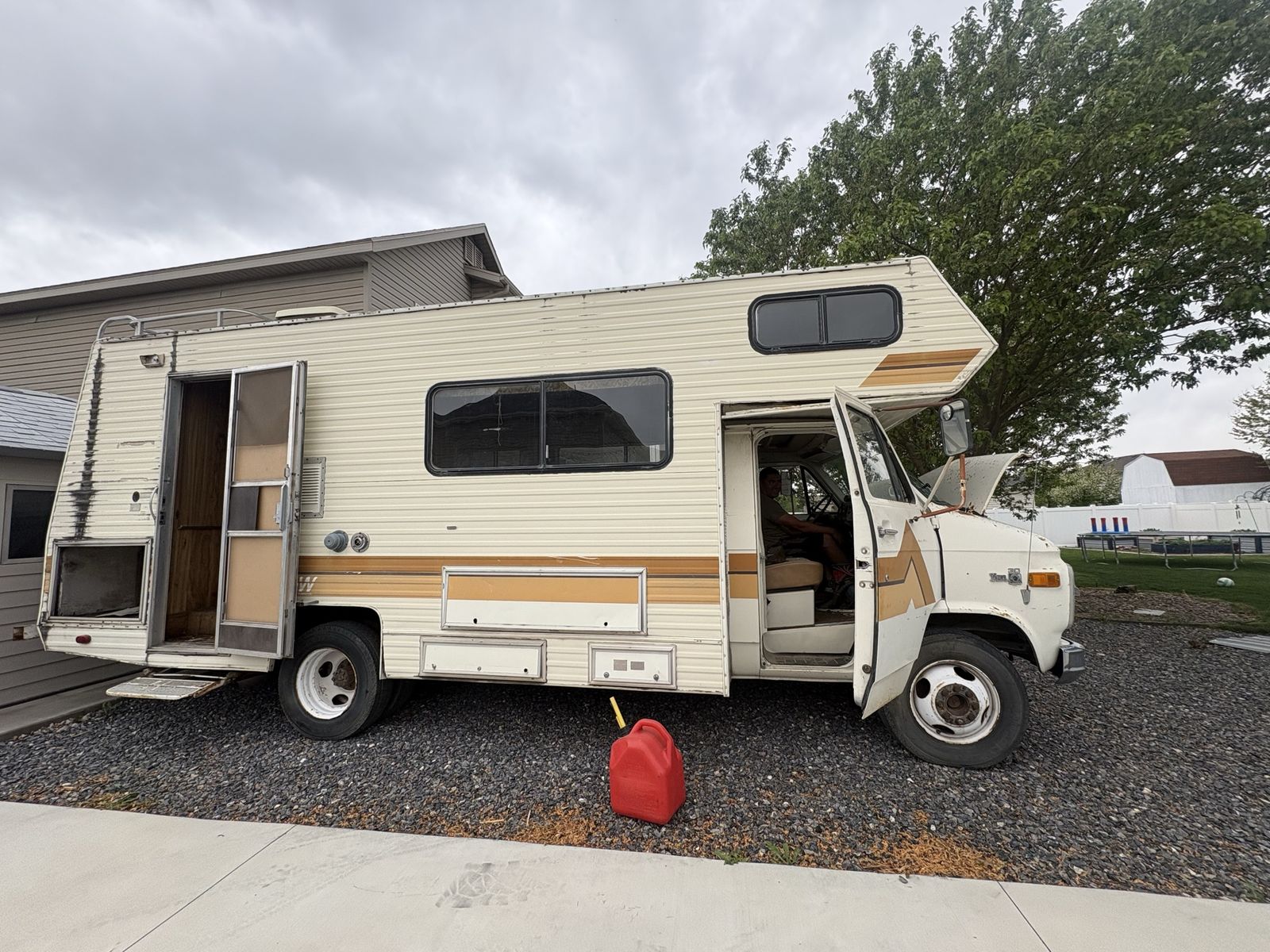 Free!! 81 Chevy motorhome (non-running)