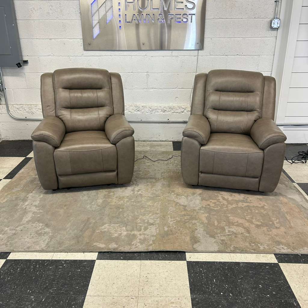 LIKE NEW!! COSTCO MASON LEATHER POWER RECLINING CHAIR W/ POWER HEADREST!!