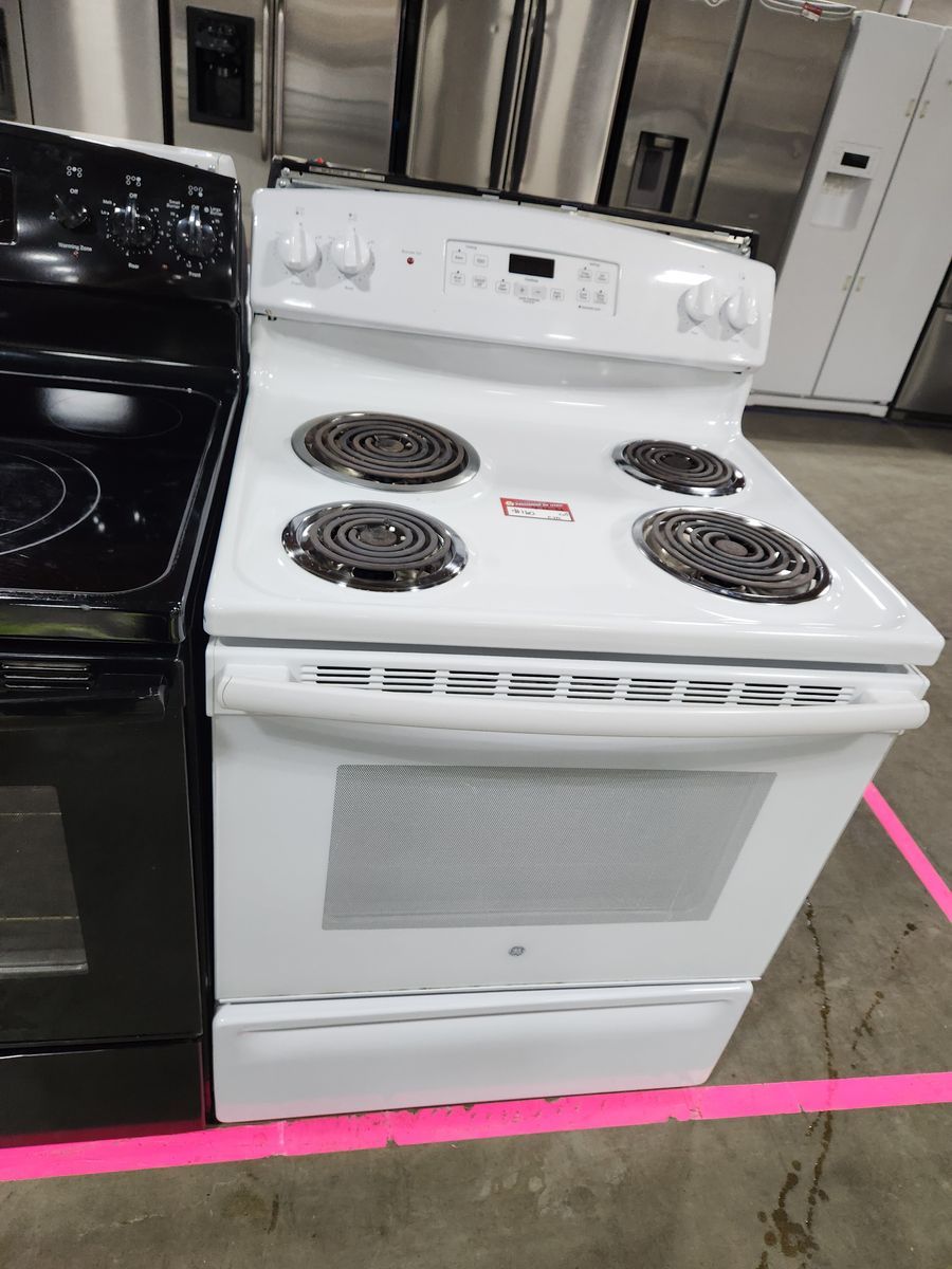 BEAUTIFUL WHITE GE COIL TOP RANGE! W-WARRANTY