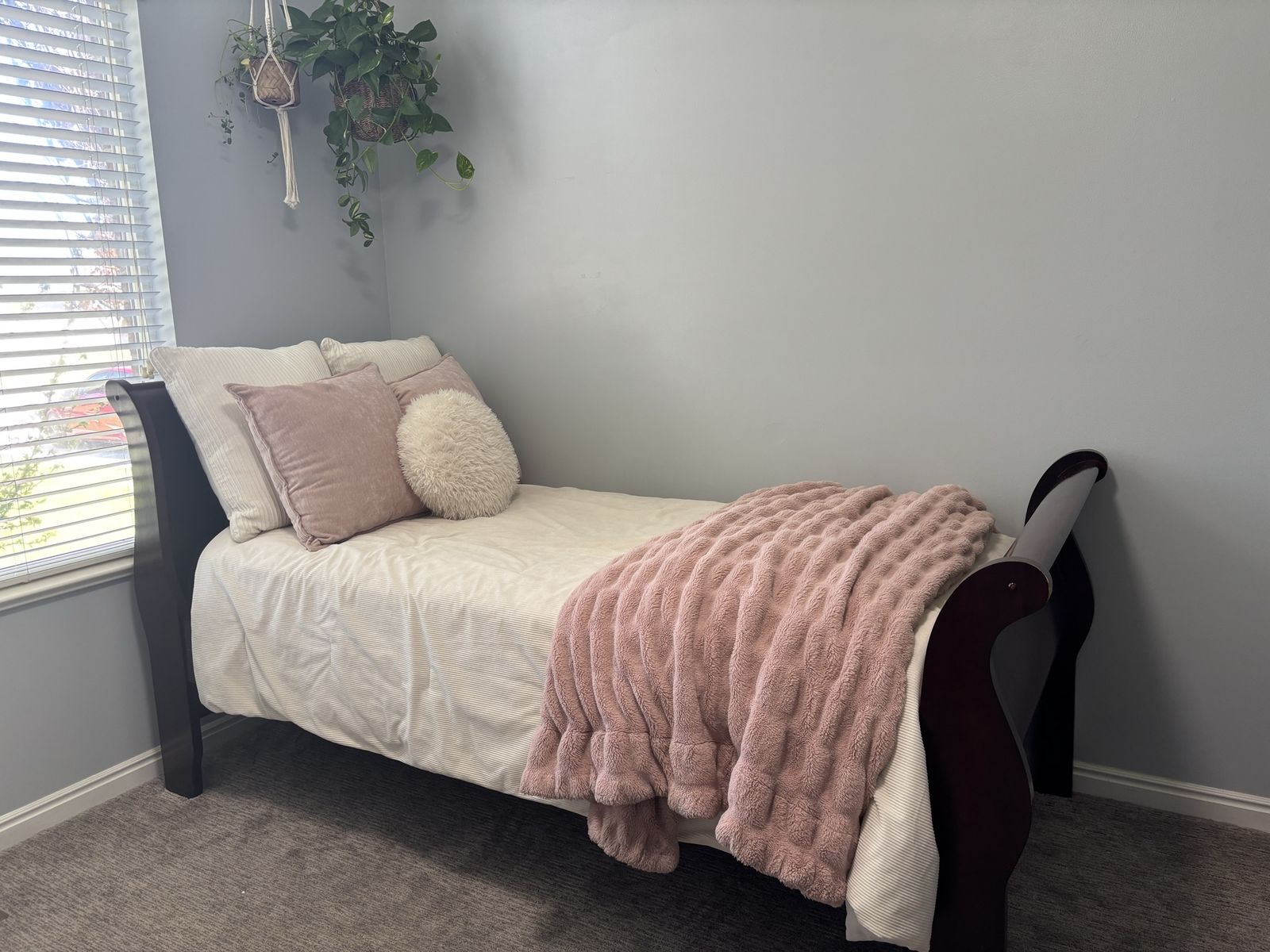 Elegant Twin Sleigh Bed