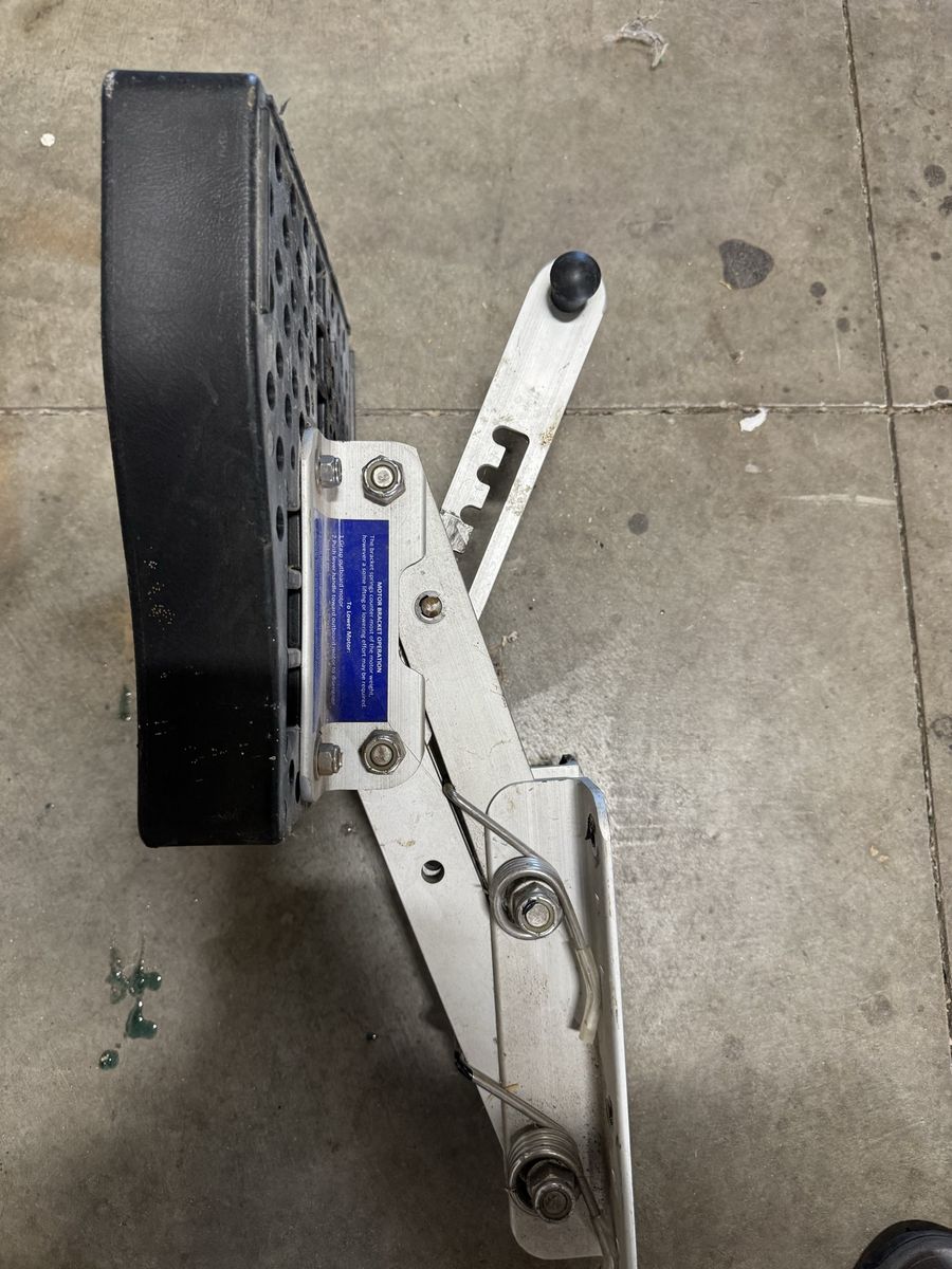 Trolling motor bracket