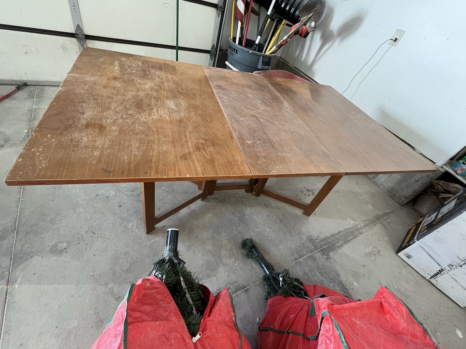 Table with Adjustable Sides