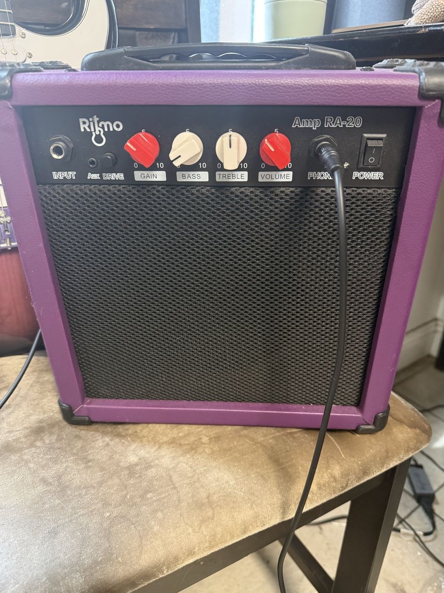 Rhino electric guitar with amp