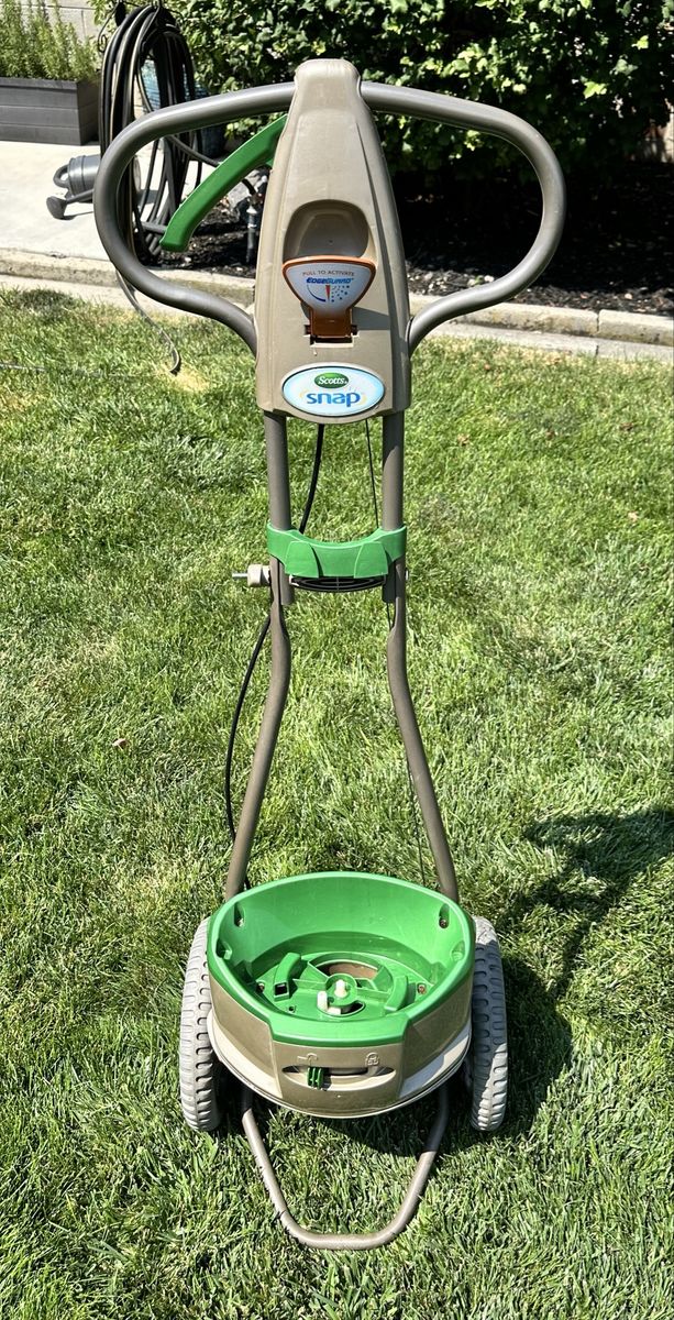 Scotts Snap Lawn Fertilizer Spreader – Excellent Condition