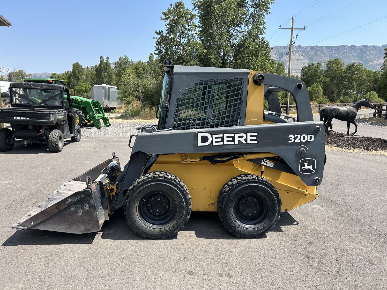 20211 John Deere 320D Skidsteer