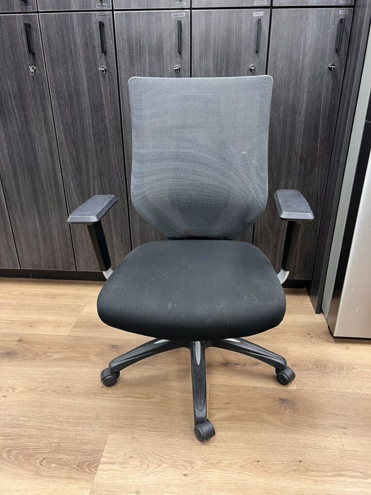 Multiple OffiCe Chairs