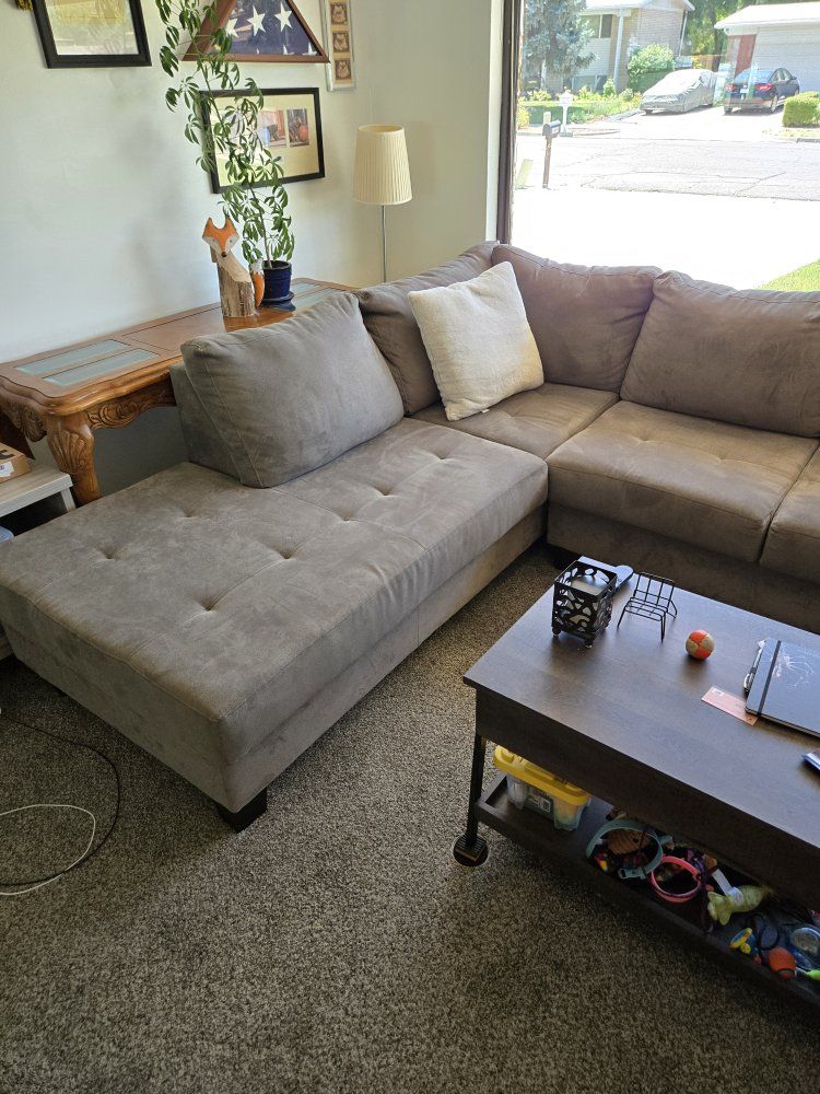 Spacious Grey Sectional Sofa with Reversible Chaise - Perfect for Living Rooms