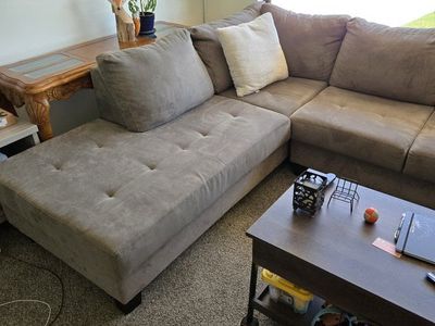 Spacious Grey Sectional Sofa with Reversible Chaise - Perfect for Living Rooms