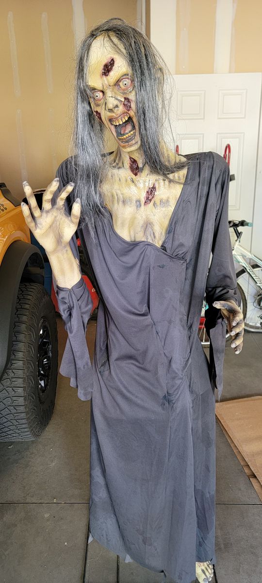 Life-Size Zombie Animatronic Halloween Prop Haunted House Decoration, Adult Size