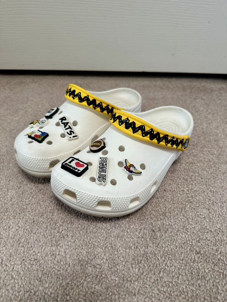 Mens 7 Womens 9 Snoopy Crocs Shoes Clogs