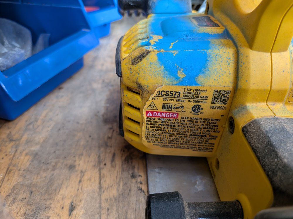 DeWalt DCS573 20V FLEX ADVANTAGE Brushless 7-1/4" Cordless Circular Saw - Used