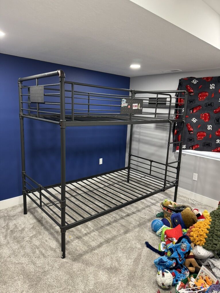 Twin bunk Beds