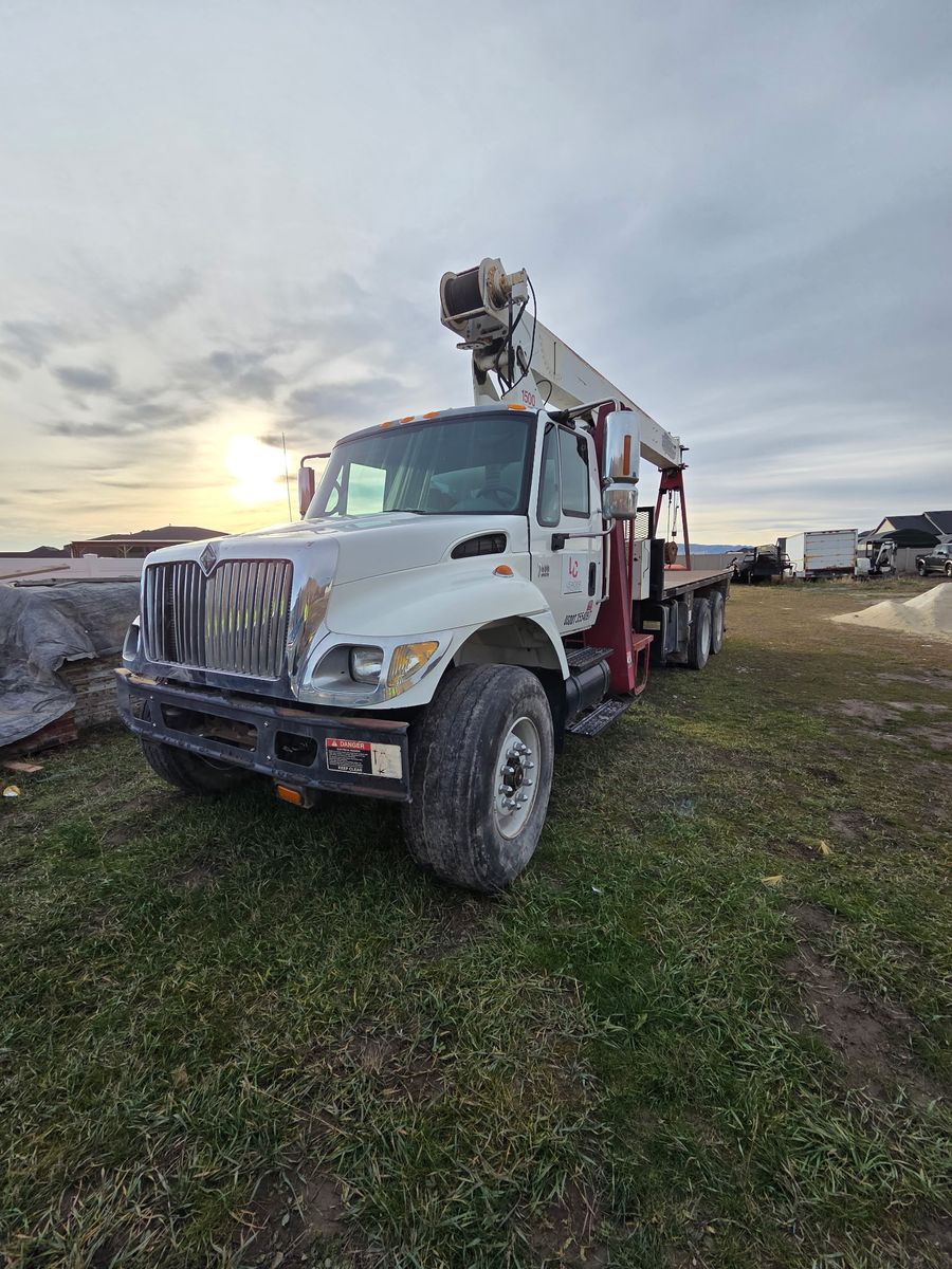 2004 INTERNATIONAL CRANE 70FT