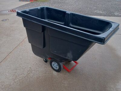 Rubbermaid utility tilt truck / cart