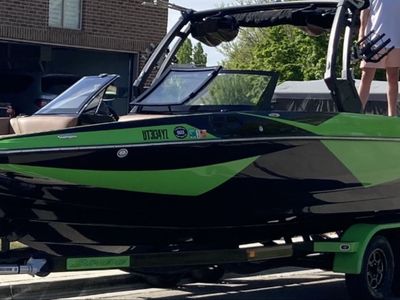 2019 Supreme S238 Wakeboard Boat - Green & Black, Great Condition 407 hours