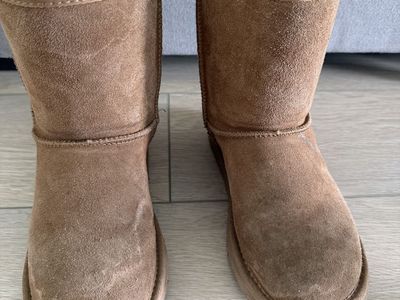 Youth Bear Paw Boots Size 5