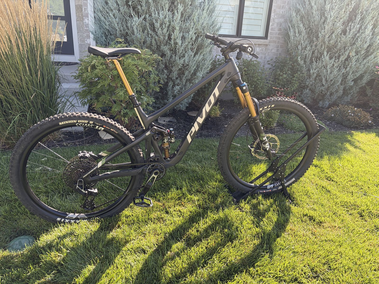 2025 Pivot Switchblade - Custom $12K build - barely ridden