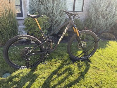 2025 Pivot Switchblade - Custom $12K build - barely ridden