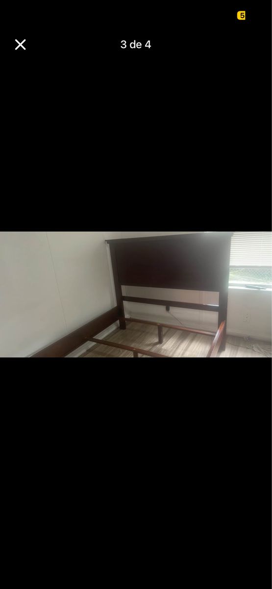 Full-size wooden bed bien