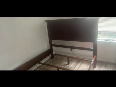 Full-size wooden bed bien
