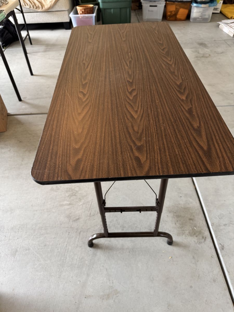 Folding table