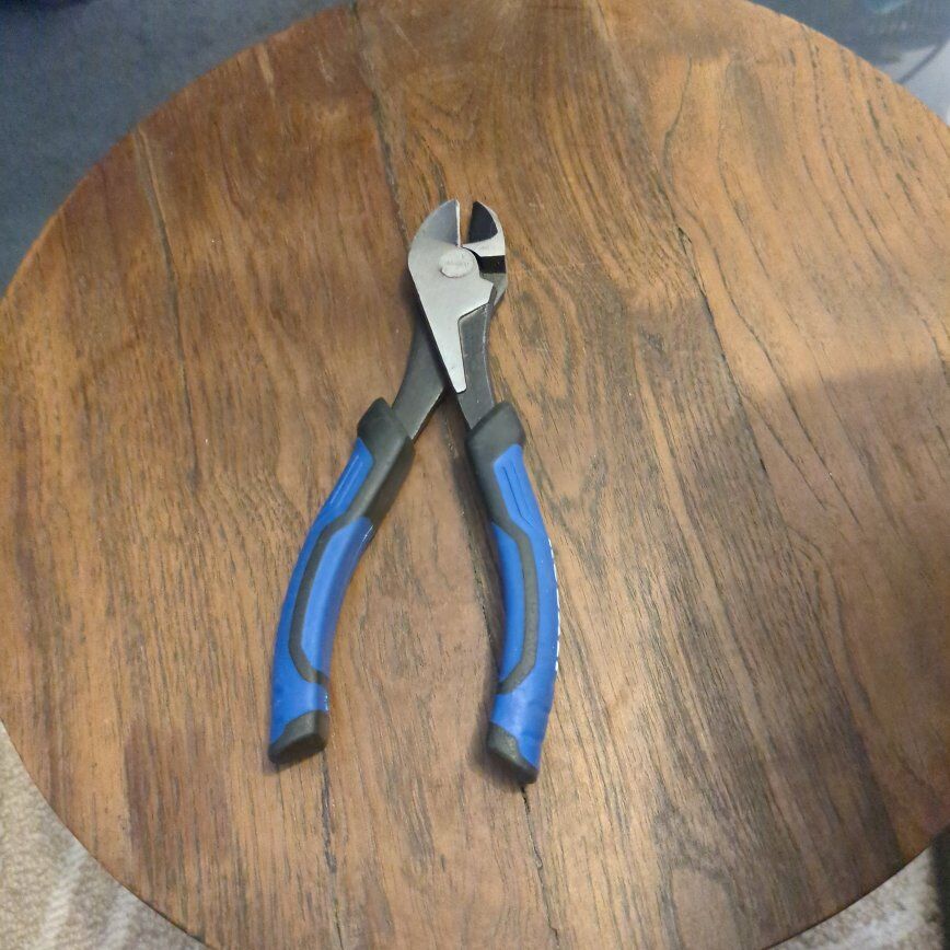 Kobalt 7-inch diagonal cutting pliers.