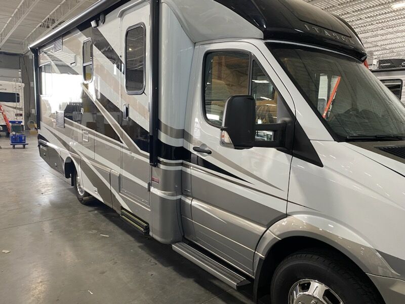 Winnebago Navion 2014
