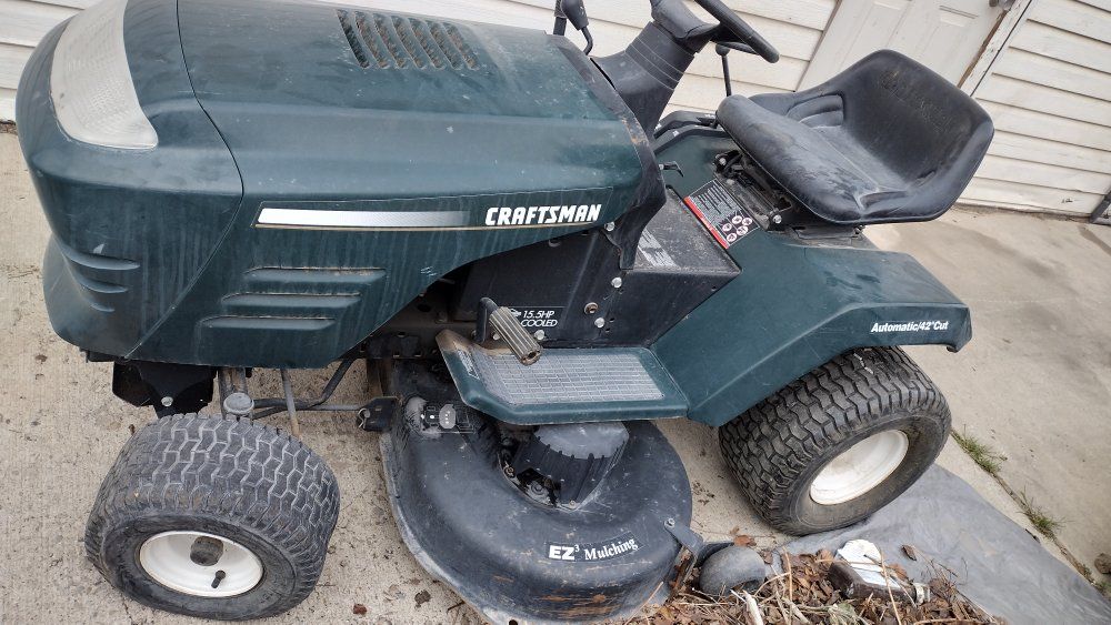 Craftsman 15.5HP  42"Cut Riding Mower 
Needs carbu