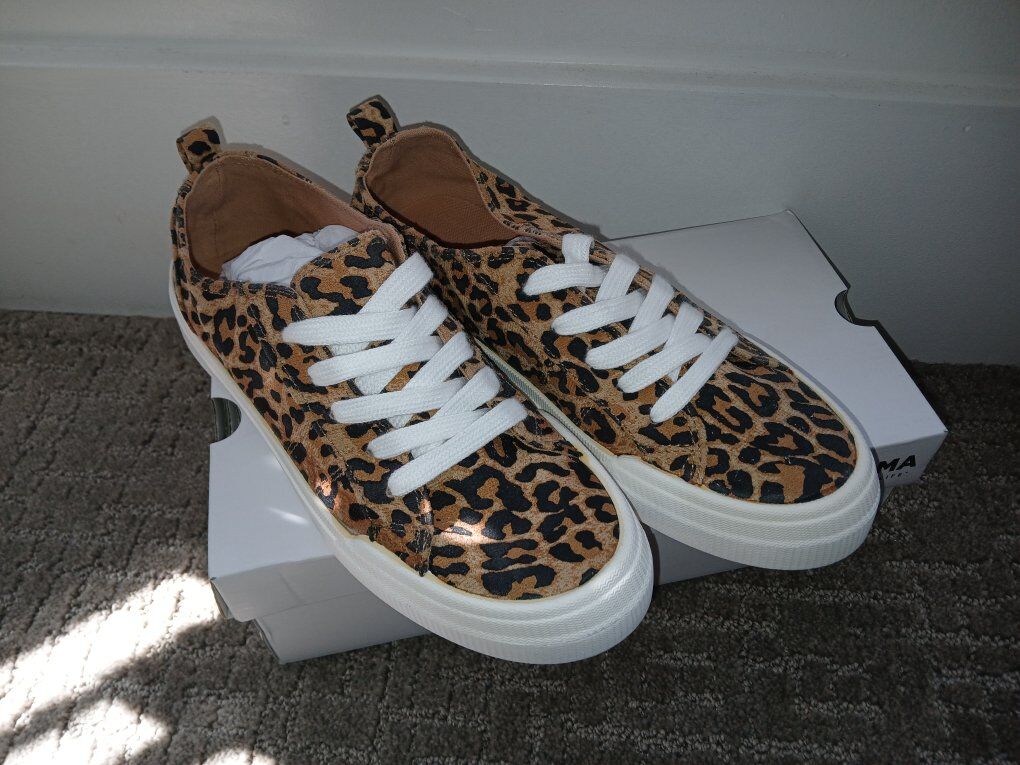 Girls size 5 leopard print tennis shoes. new
