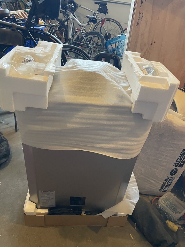 Rinnai 199k BTU Tankless Water Heater - New In Box