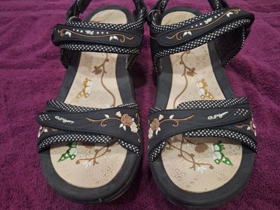 G.P. Pigeon Women's Black Floral Adjustable Strap Comfort Sandals