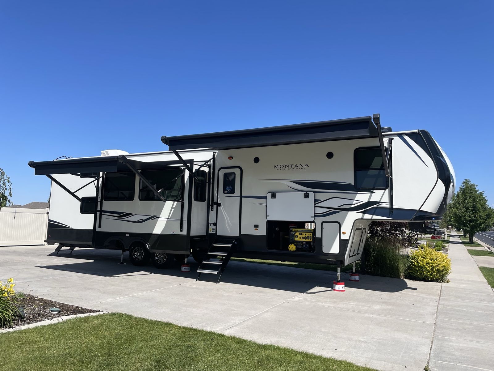 2023 Keystone Montana High Country 381TB — EXCELLENT CONDITION — ONLY 2,000 TOWING MILES — 3,600W SOLAR