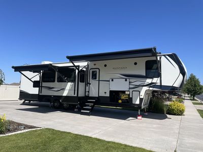 2023 Keystone Montana High Country 381TB — EXCELLENT CONDITION — ONLY 2,000 TOWING MILES — 3,600W SOLAR