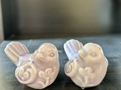Pair of Small Lavender Purple Ceramic Bird salt and pepper shakers - Decorative Home Decor Accents/kitchen appliances
