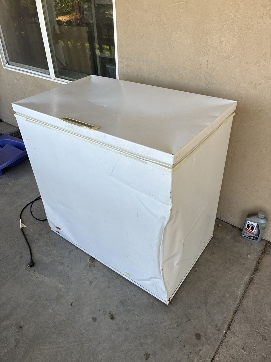 White Chest Freezer with Baskets - Working Condition